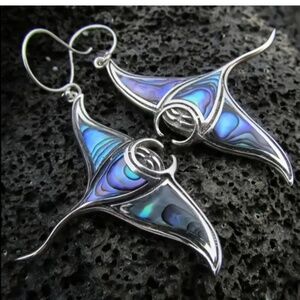 NWT! Endearing Silver Tone Stingray Pierced Dangle Earrings with Faux Abalone!